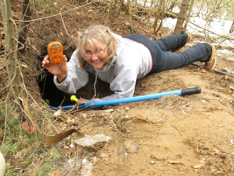 Lorie retrieves GPS from Jewel's den