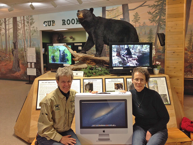 Judy Thon accepts donated computer