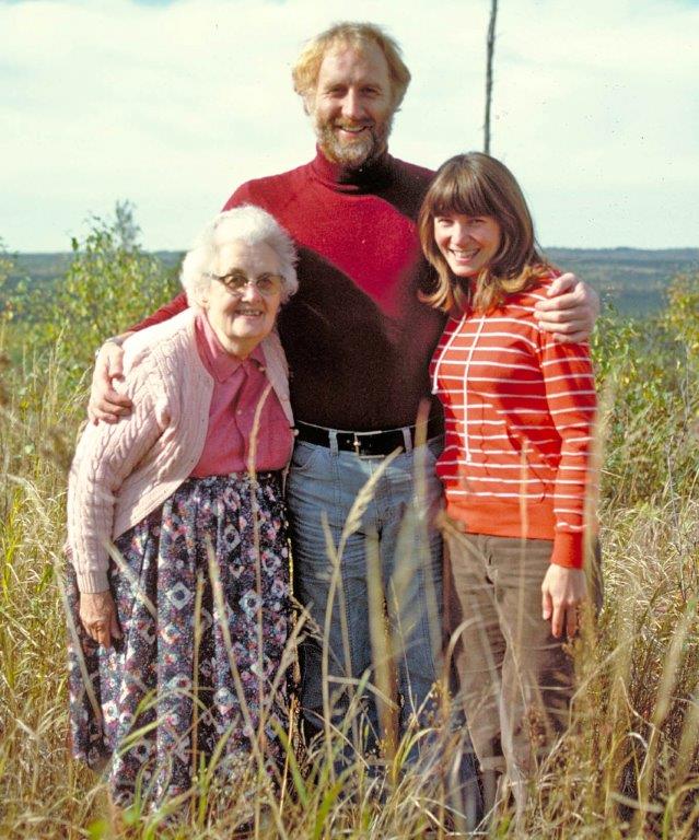 Lynn Rogers with Donna and Mama